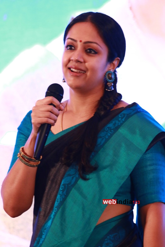 Tamil Actress Jyothika Latest - HD Wallpaper 