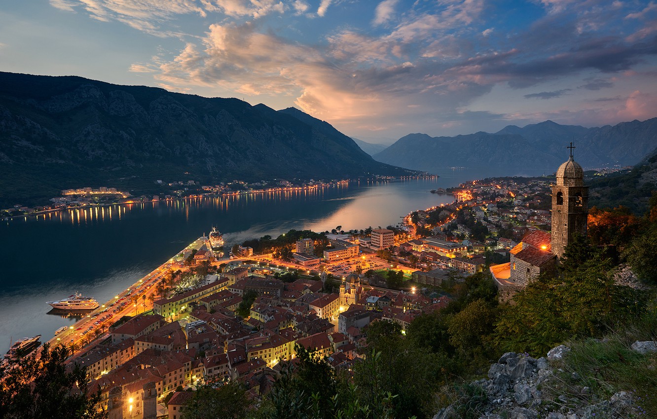 Photo Wallpaper Light, Mountains, The City, Home, The - Merit Poker International Montenegro - HD Wallpaper 
