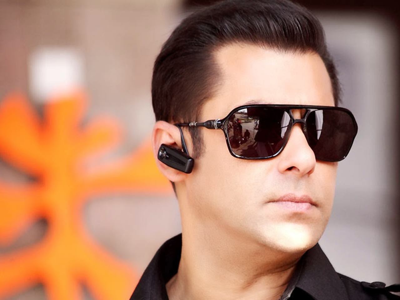 Salman Khan In Beautiful Goggles Wallpaper - Salman Khan Hair Styles -  1280x960 Wallpaper 