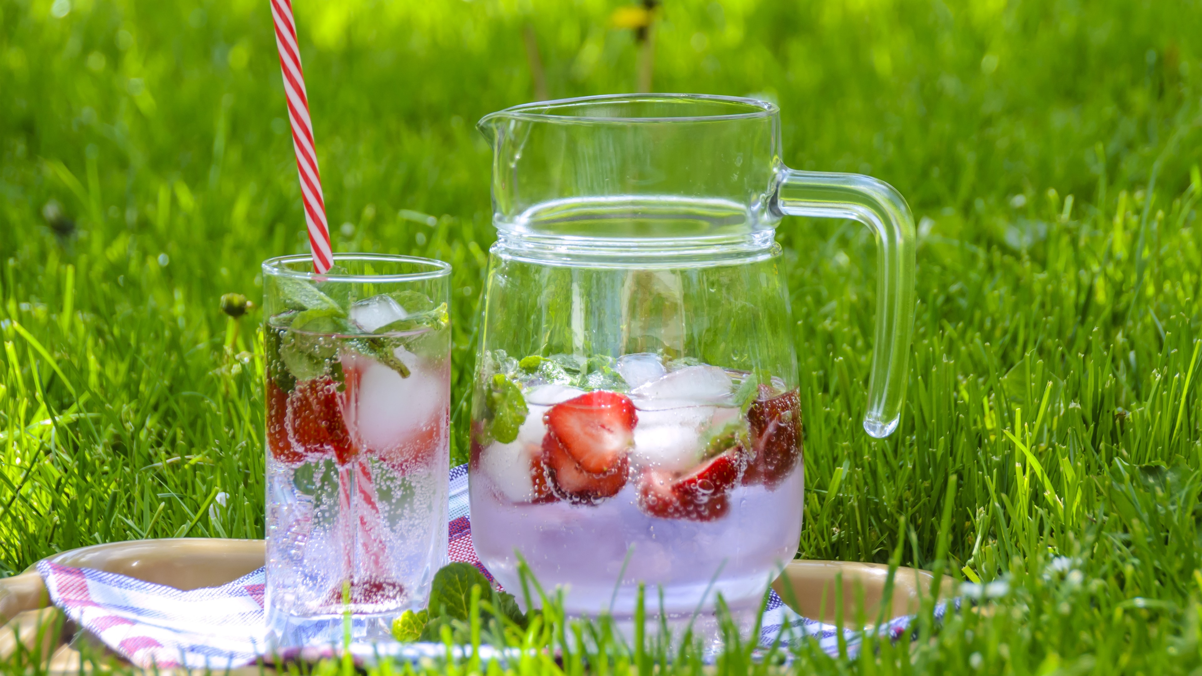 Wallpaper Strawberry, Soda, Drinks, Bubbles, Grass - Aguas Con Frutas - HD Wallpaper 