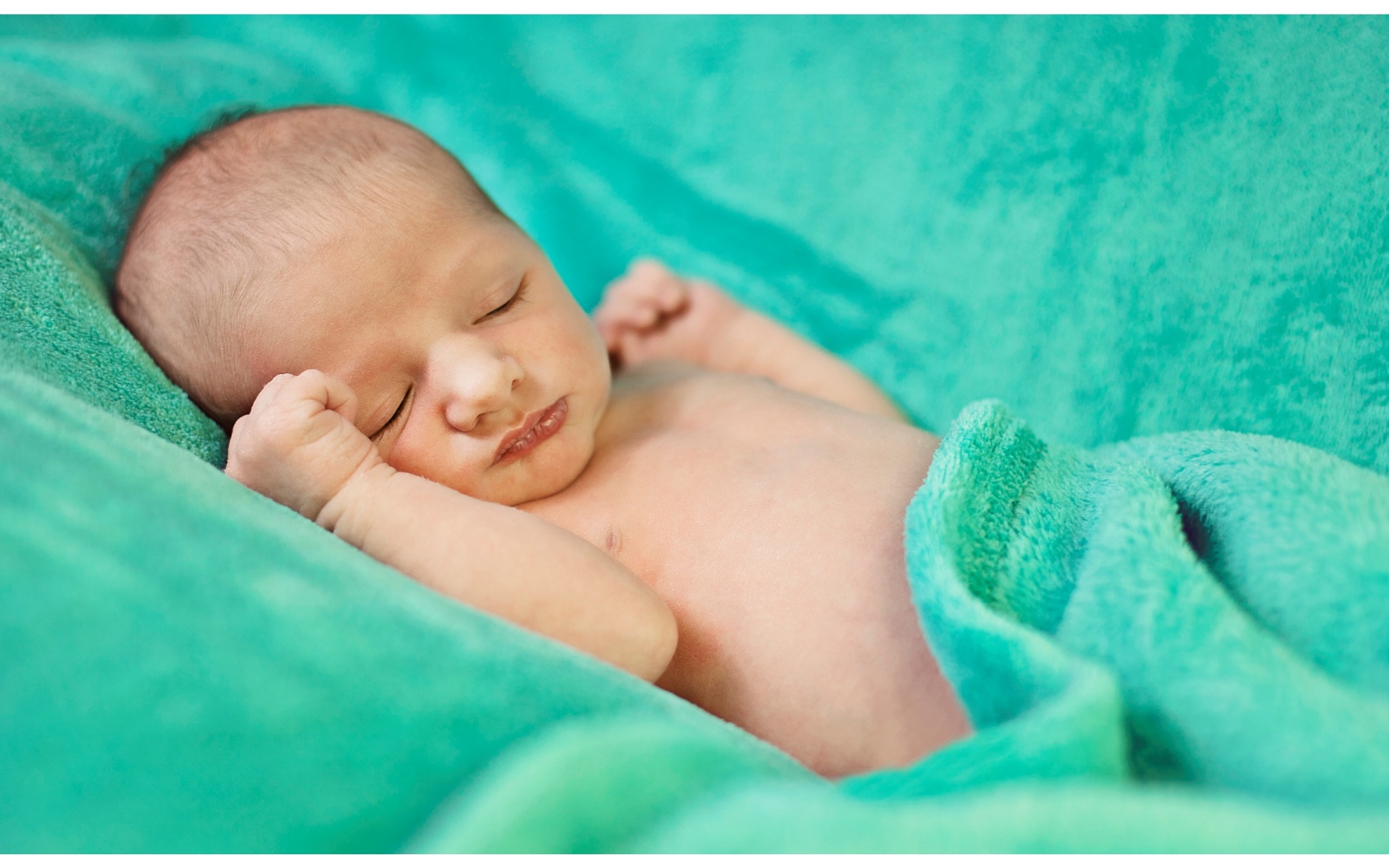 Sleeping Baby Green Background - Baby With Green Background - HD Wallpaper 