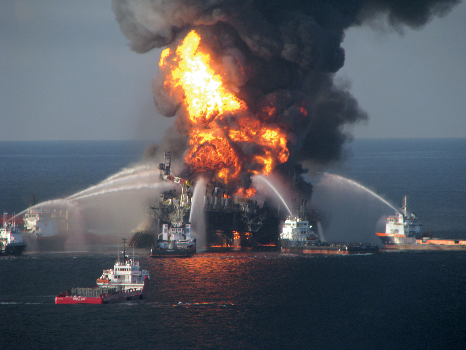 Deepwater Horizon Oil Rig - Bp Oil Spill - HD Wallpaper 