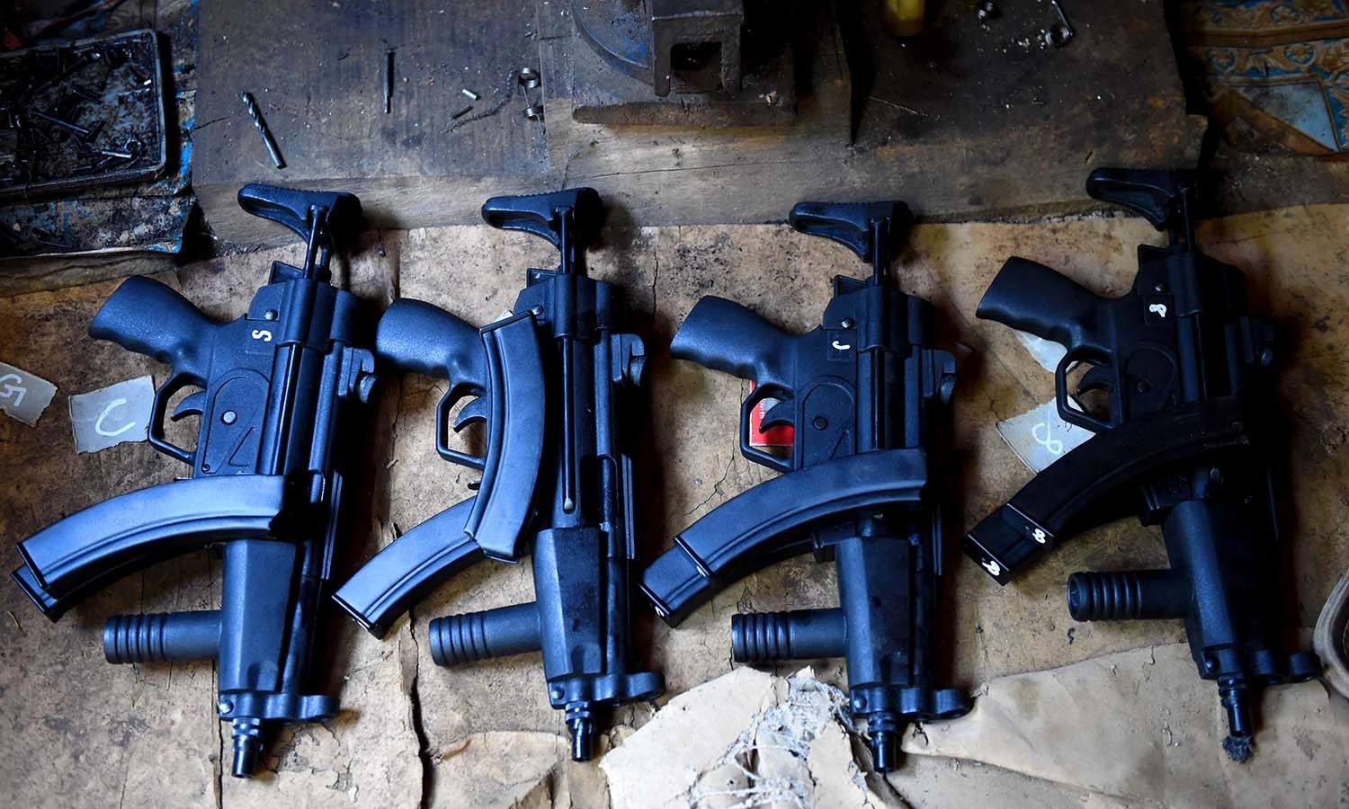 Replicas Of Turkish And Bulgarian Made Mp5 Submachine - Pakistan Gun Market Darra - HD Wallpaper 