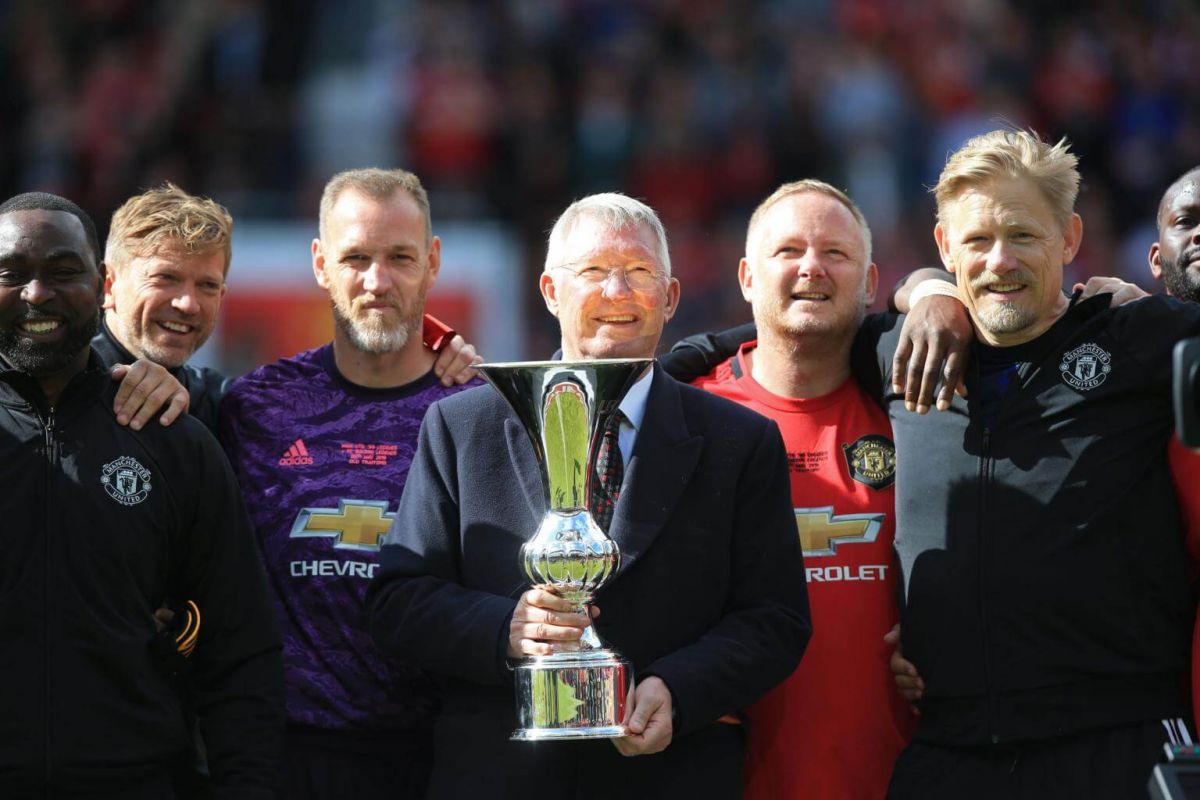 Manchester United 99 Legends Manager Alex Ferguson - Manchester United Treble Reunion - HD Wallpaper 