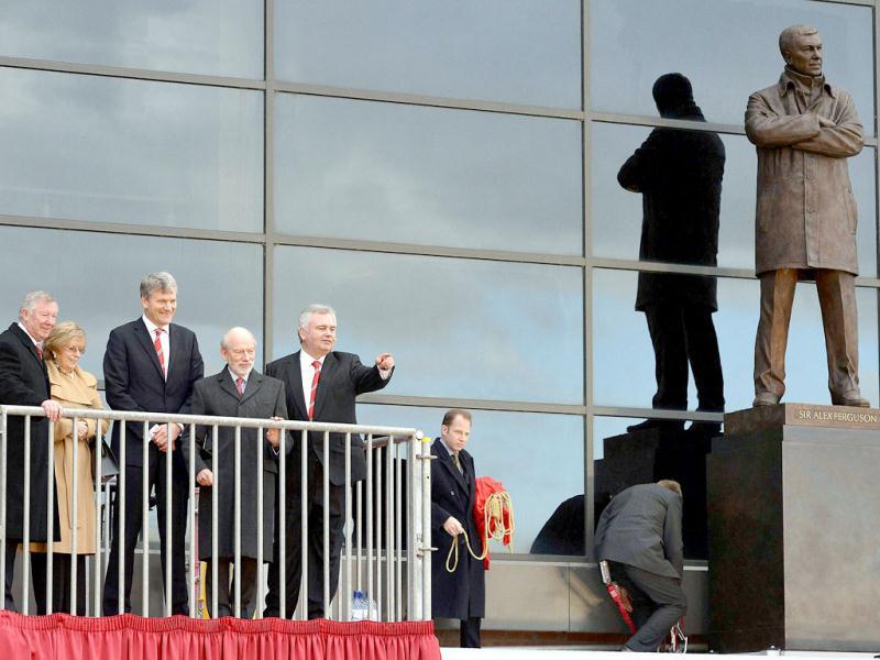 A Picture Taken On November 23, 2012, Shows Manchester - Alex Ferguson Statue In Manchester United - HD Wallpaper 