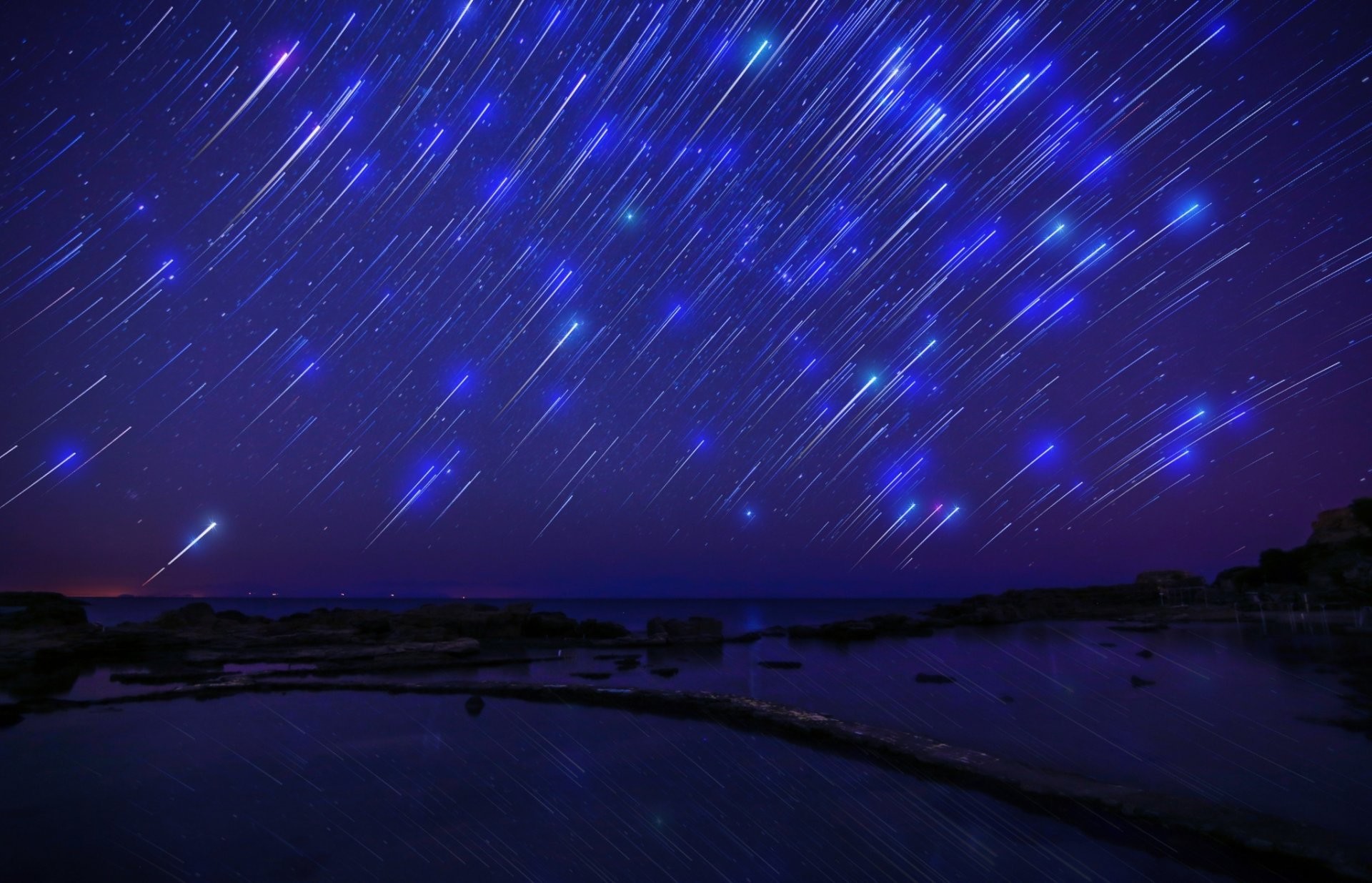 Sky Night Dark Shooting Stars Sea Star Starfall Darkness - Mac Wallpaper Shooting Stars - HD Wallpaper 