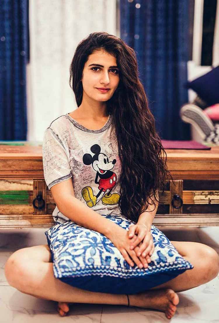 Fatima Sana Shaikh Hd Wallpapers Free For Desktop Profile - Fatima Sana Shaikh Beautiful - HD Wallpaper 