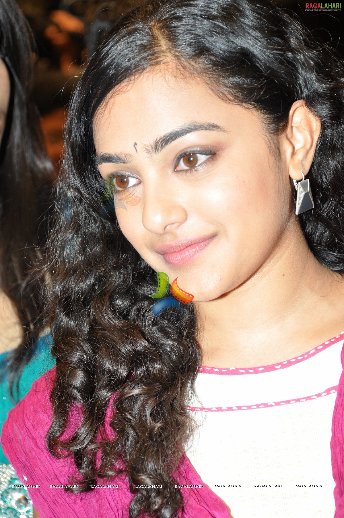 Nitya Menon Nose Ring - HD Wallpaper 