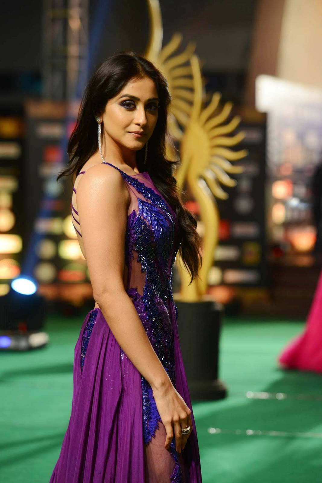High Resolution Wallpaper - Regina Cassandra Hot Dress - HD Wallpaper 