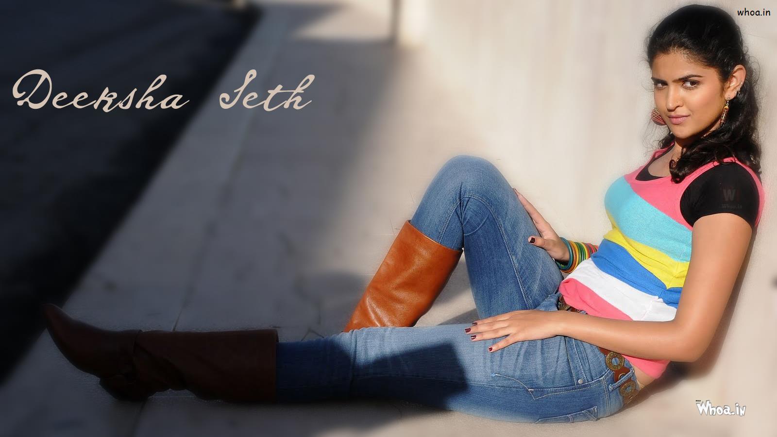 Deeksha Seth In Colorful T Shirt - Deeksha Seth Hot Jeans - HD Wallpaper 