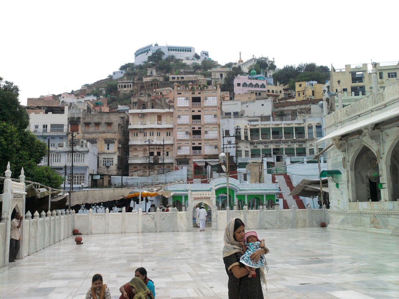 Taragarh Fort, Ajmer - Kajol With Her Son Yug - HD Wallpaper 