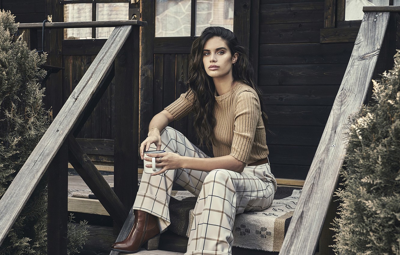 Photo Wallpaper Look, Girl, House, Photo, Model, Hair, - Xti Sara Sampaio - HD Wallpaper 