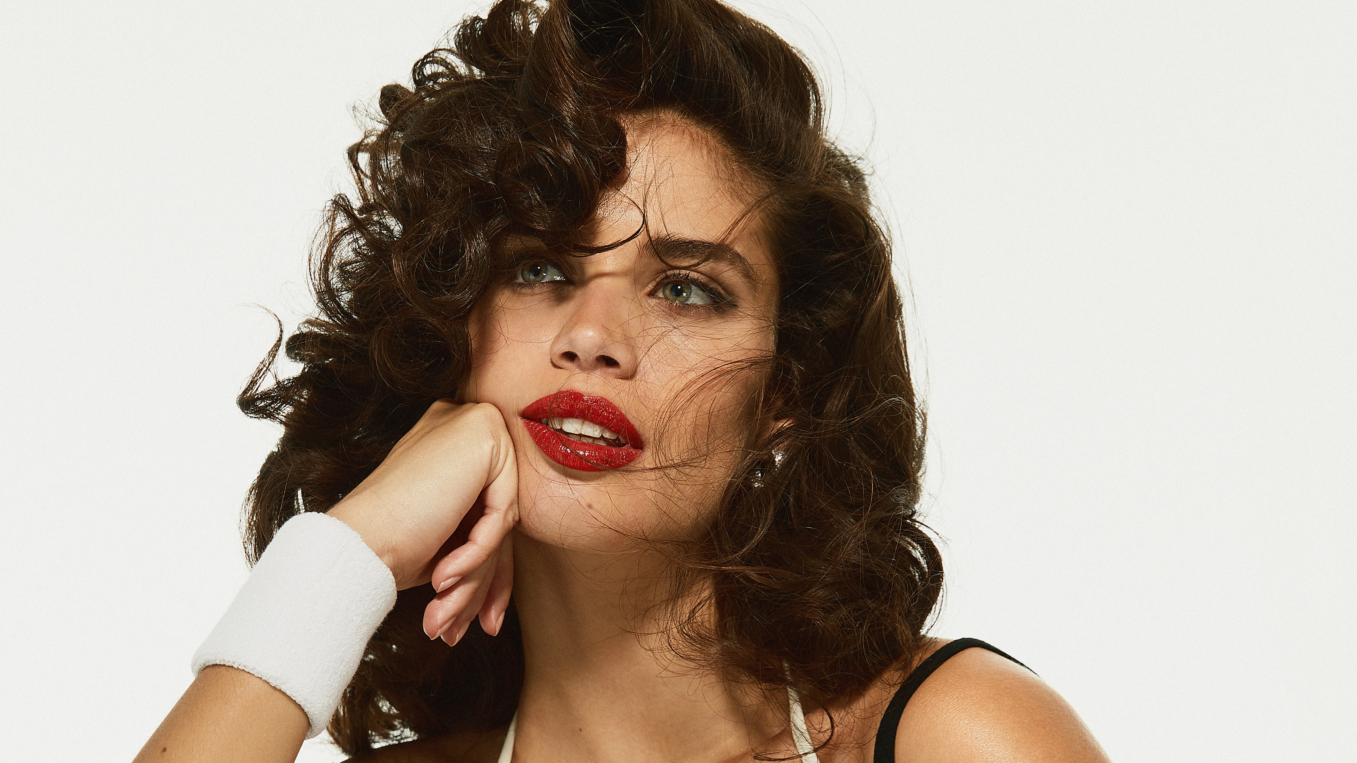 Sara Sampaio 80s - HD Wallpaper 
