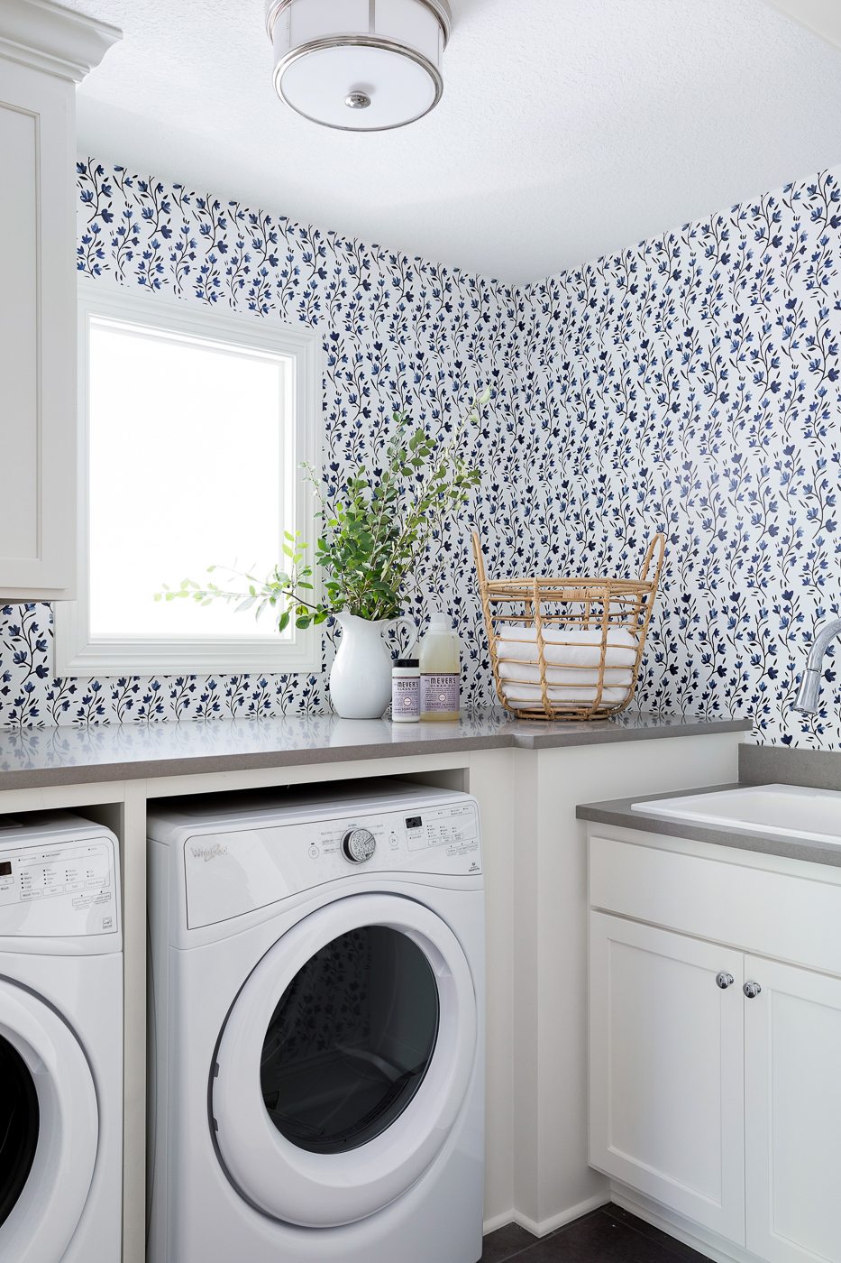 Blue Wallpaper For Laundry Room - HD Wallpaper 