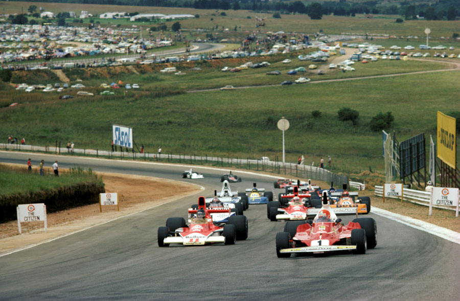 Niki Lauda Leads James Hunt On The Formation Lap - 1976 South African Gp - HD Wallpaper 