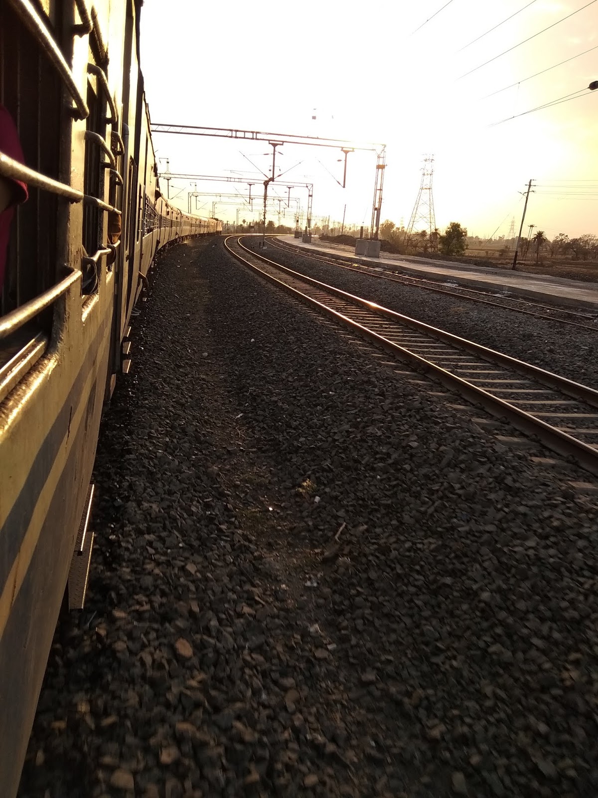 Indian Train Outside View - HD Wallpaper 