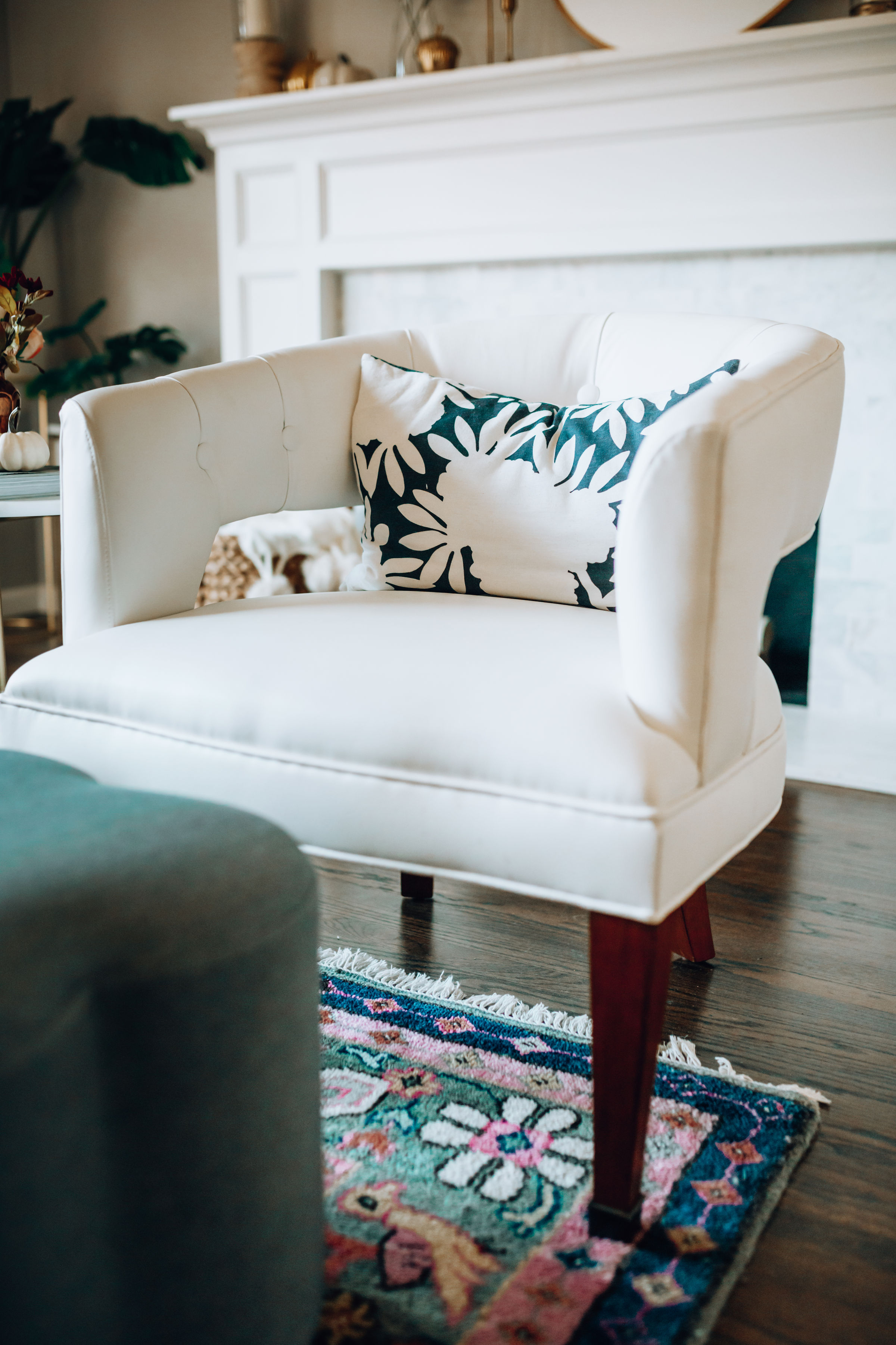 Caitlin Wilson Contemporary Living Room Design And - Studio Couch - HD Wallpaper 