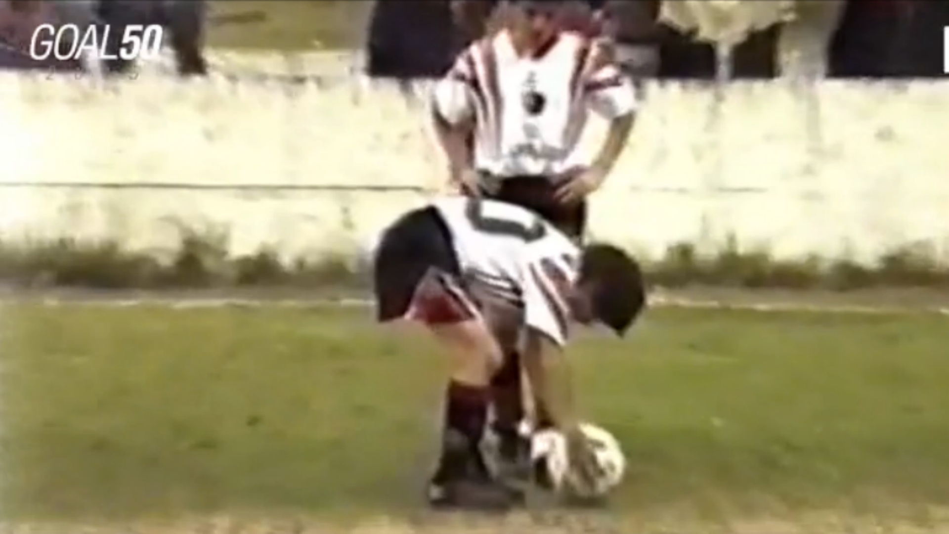 Kick Up A Soccer Ball - HD Wallpaper 