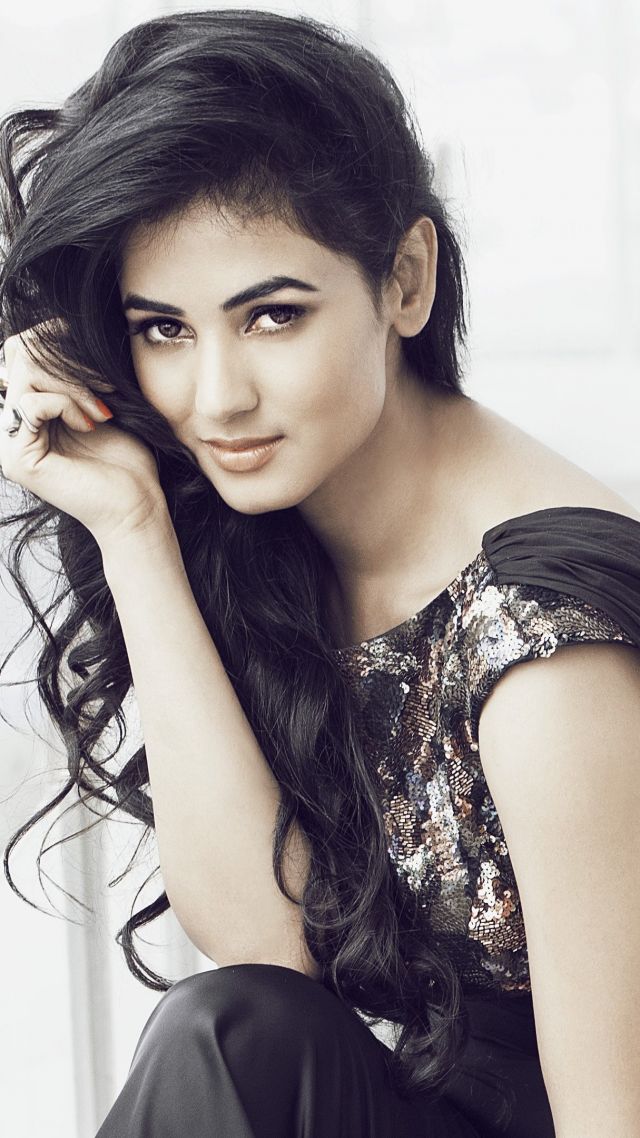 Sonal Chauhan Pic Hd - HD Wallpaper 