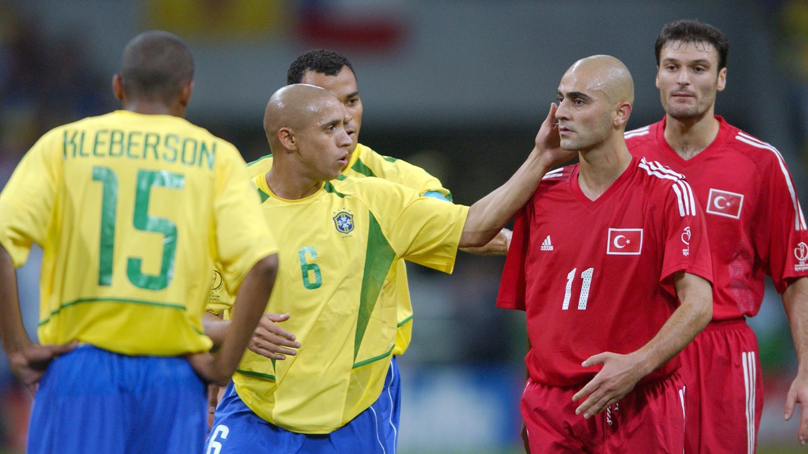 Roberto Carlos World Cup 2002 - HD Wallpaper 