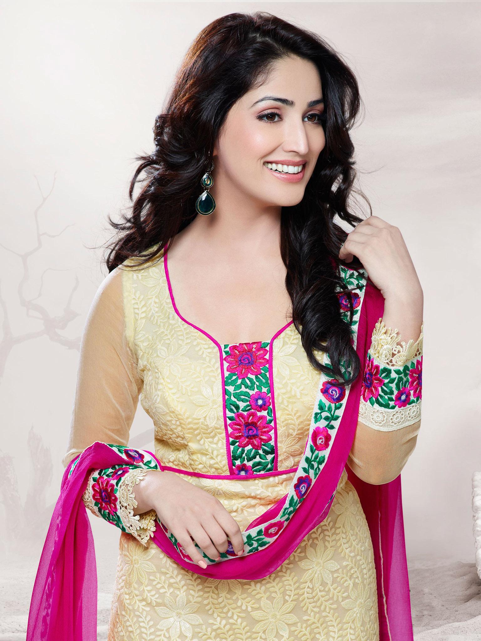 Girl Punjabi Suit Wallpaper - Yami Gautam Pic 2016 - HD Wallpaper 