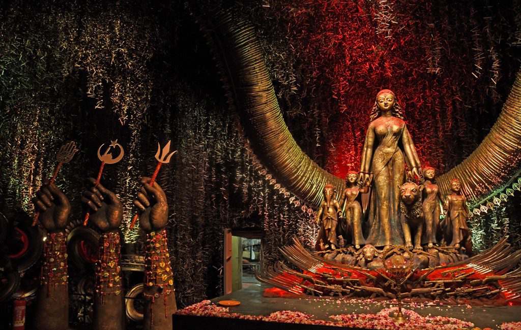 Happy Durga Puja Hd Wallpaper - Kolkata Durga Puja Pandal 2017 Bahubali - HD Wallpaper 