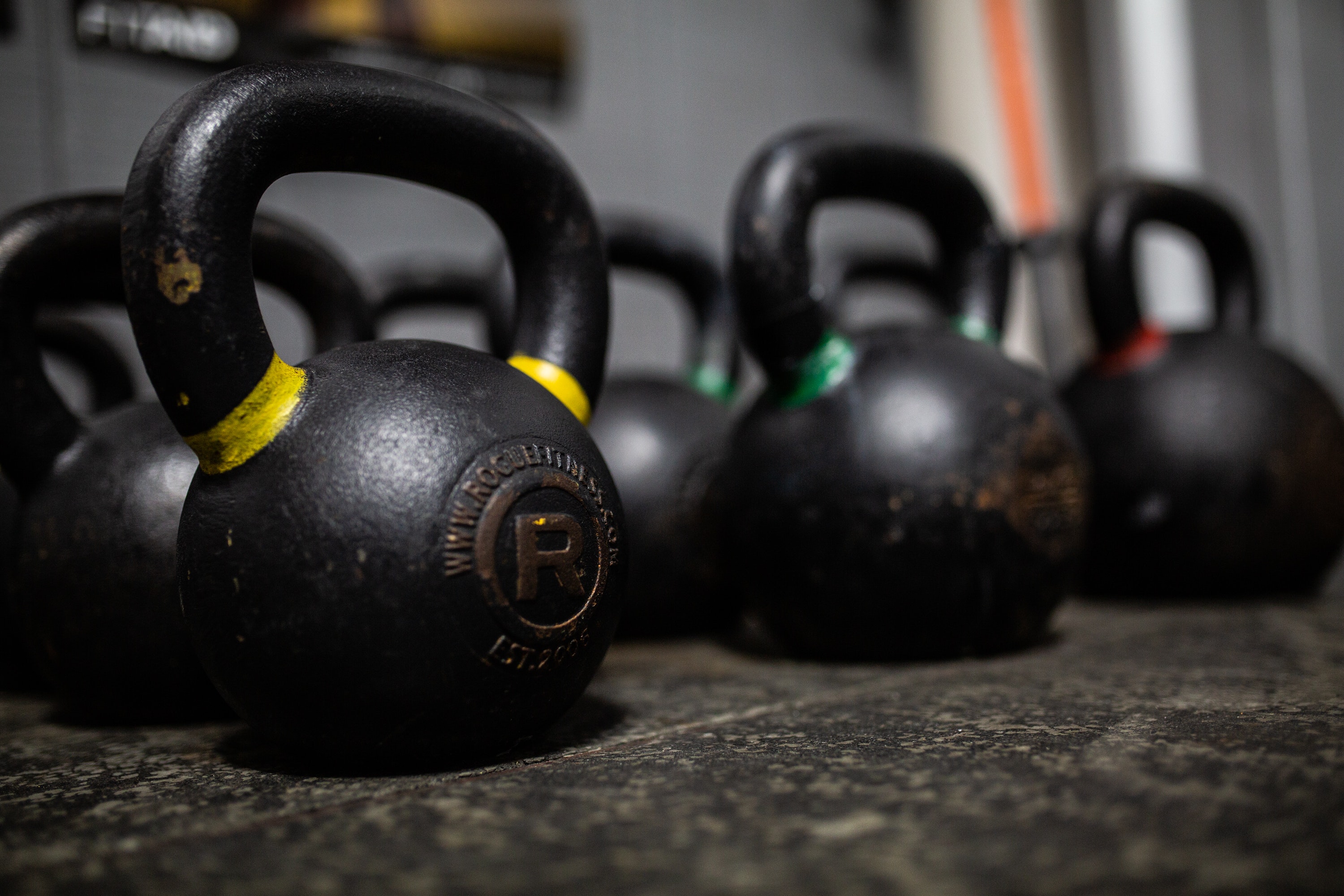Гир бо. Гири кроссфитовские. Titan гиря кроссфит 10 кг. Гиря Kettlebell. Самая большая гиря.