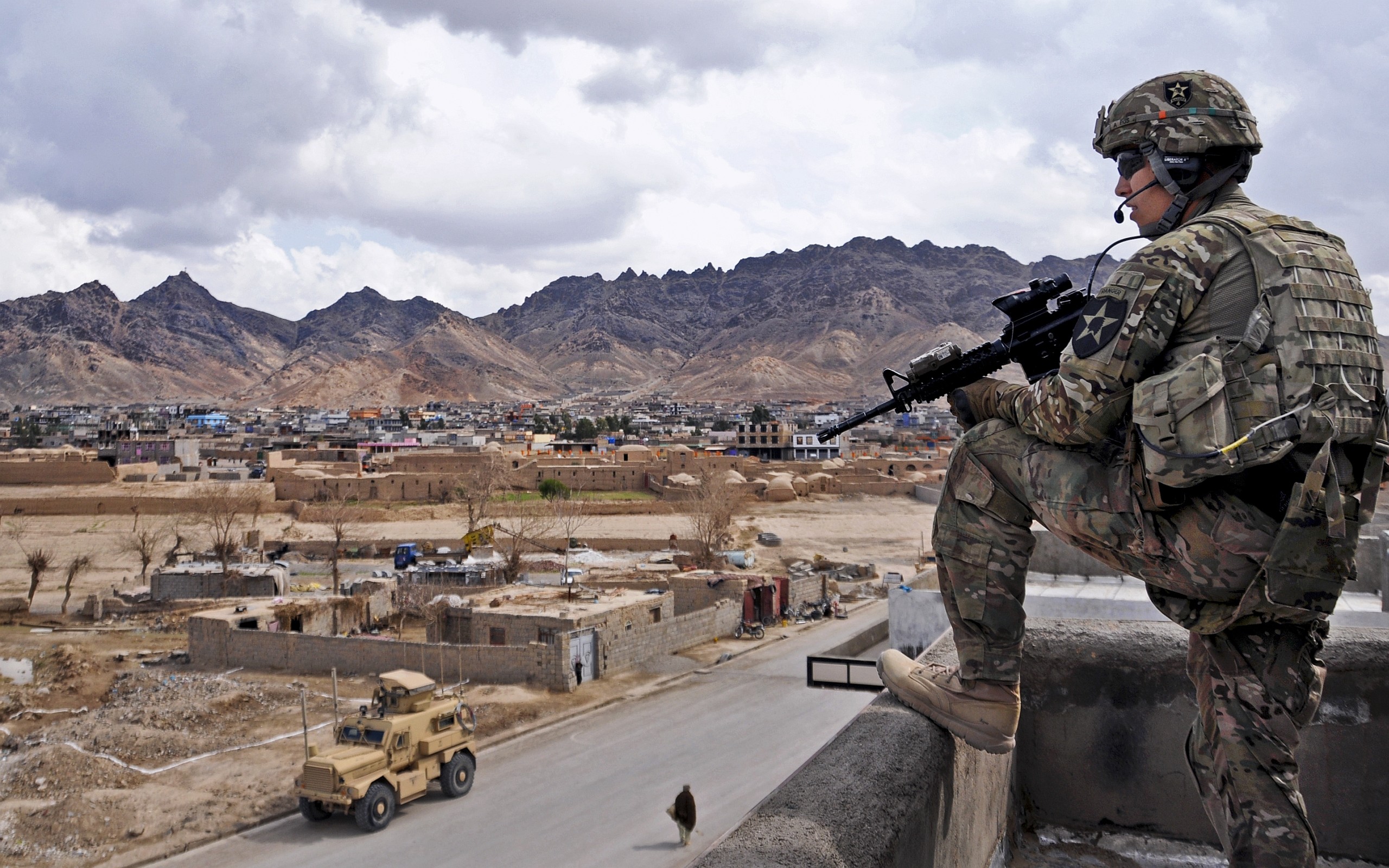 Hd Wallpaper Of A Us Soldier Overlooking A Street In - War In Afghanistan 2017 - HD Wallpaper 