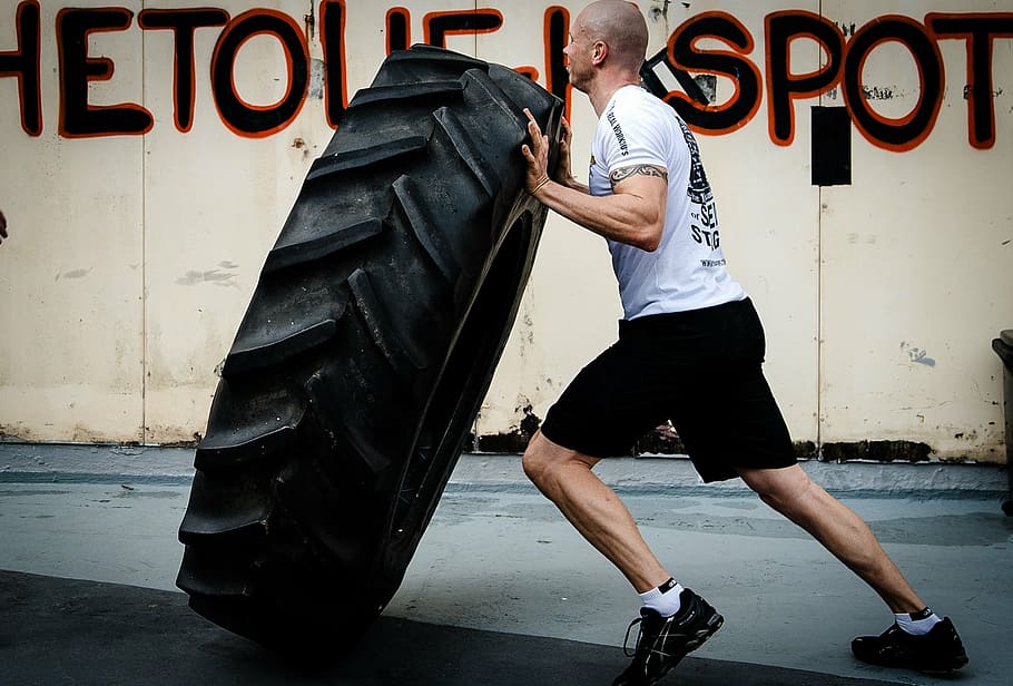 Man Carrying Vehicle Tire, Tyre Flipping, Hardcore - Crossfit Tyre - HD Wallpaper 