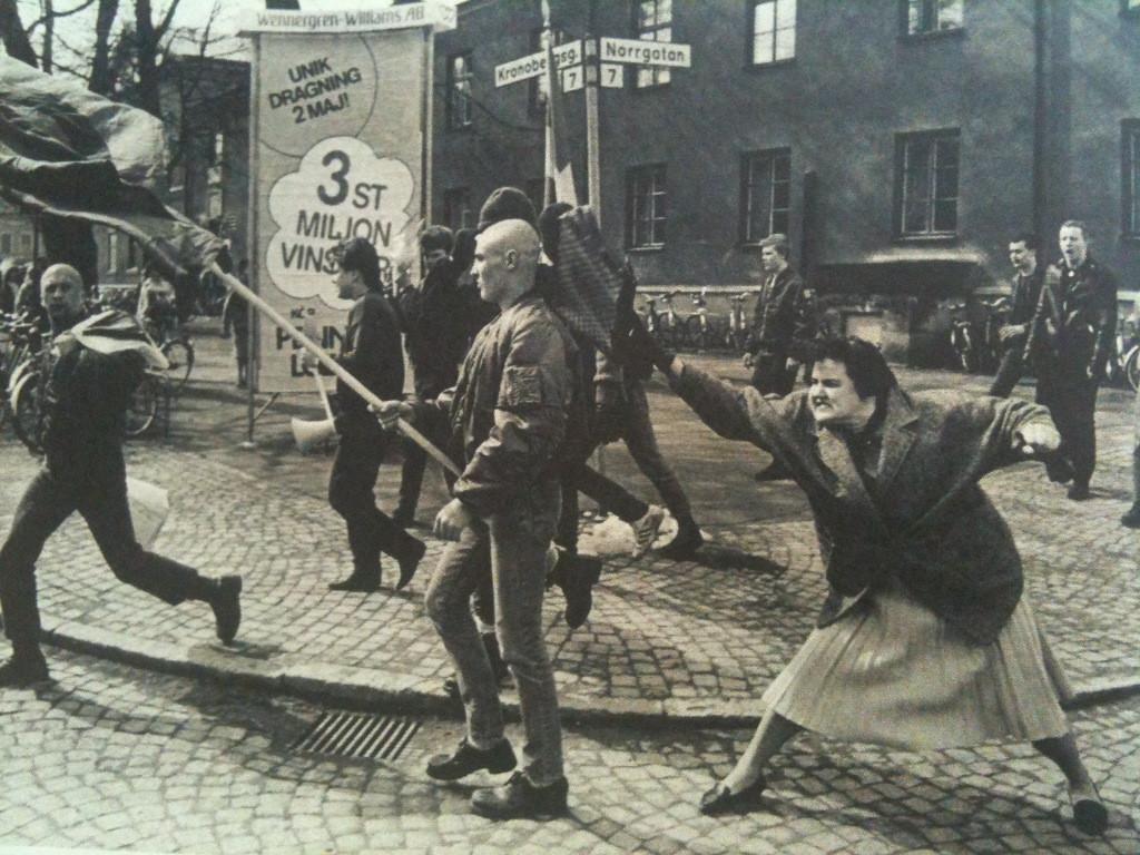 Woman Hitting A Neo Nazi With Her Handbag - HD Wallpaper 