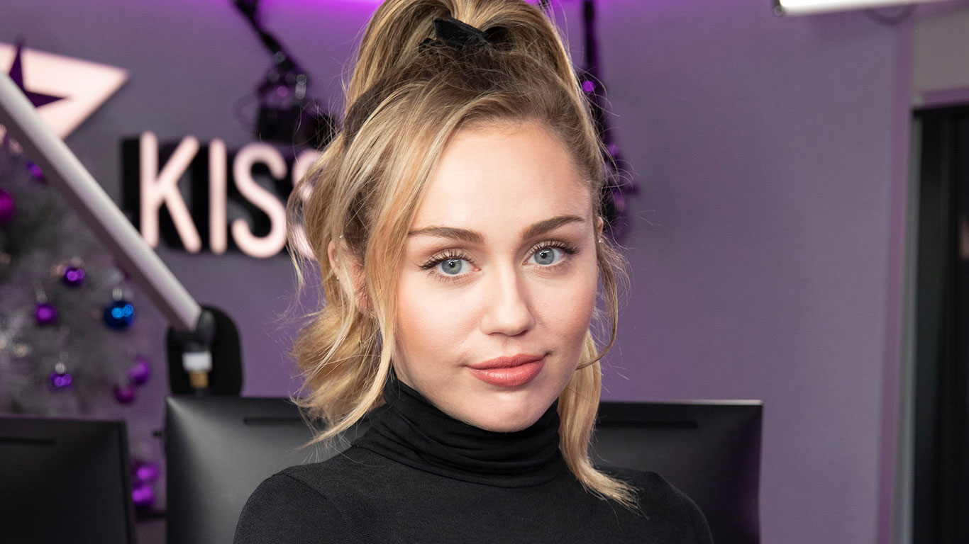 Miley Cyrus At Kiss Studio - Miley Cyrus Smoking 2019 - HD Wallpaper 