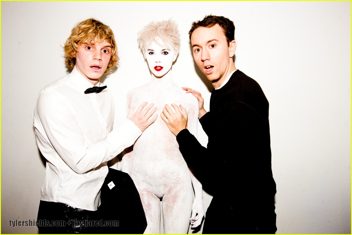 Evan Peters Shirtless - Photoshoot Evan Peters 2011 - HD Wallpaper 