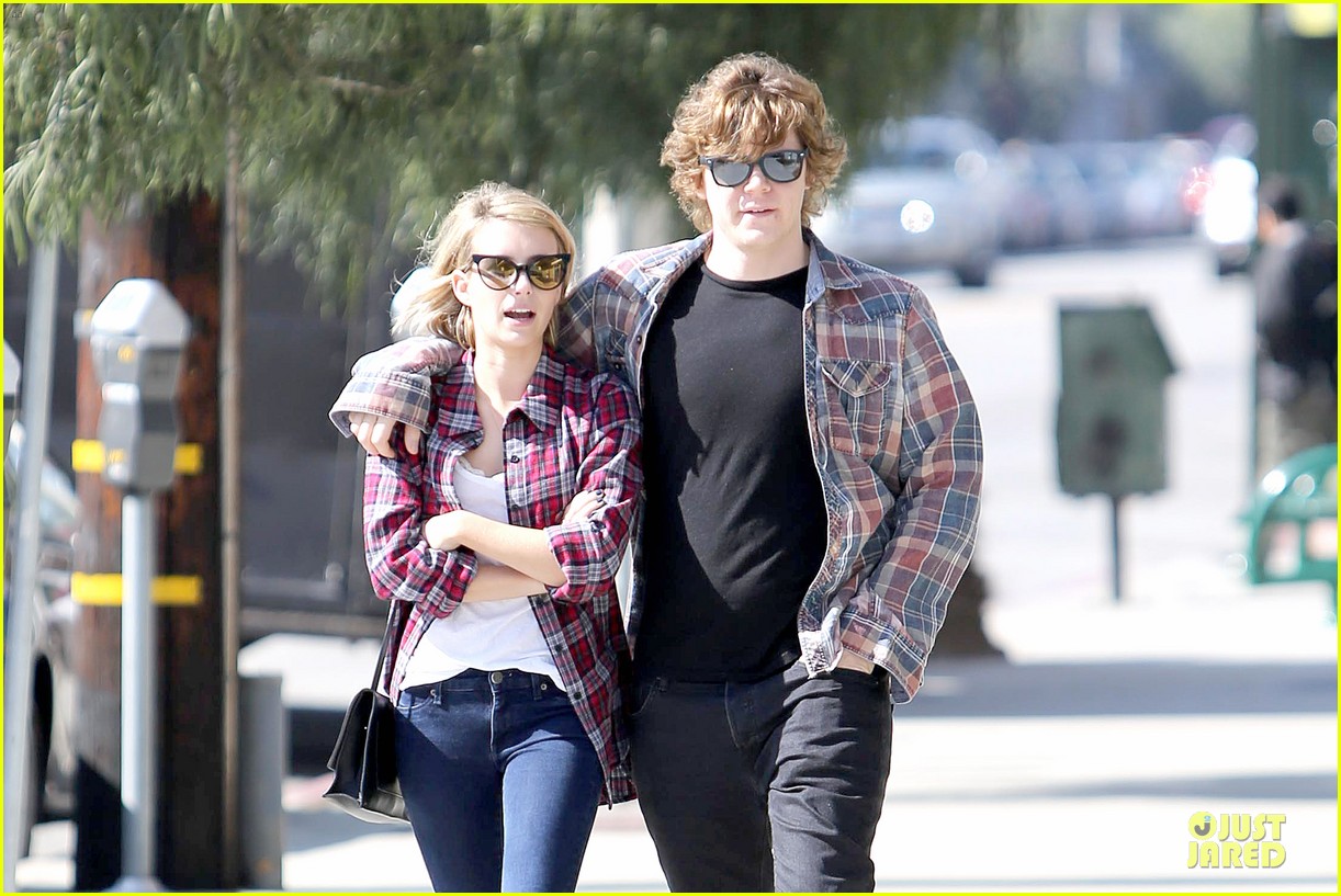 Emma Roberts Toasts 23rd Birthday With Evan Peters - Evan Peters Twin - HD Wallpaper 