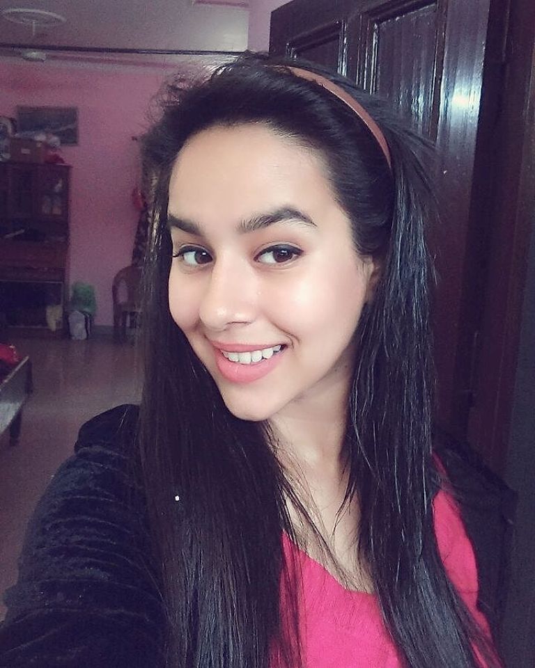 Sunanda Sharma Morning Time Selfie - HD Wallpaper 