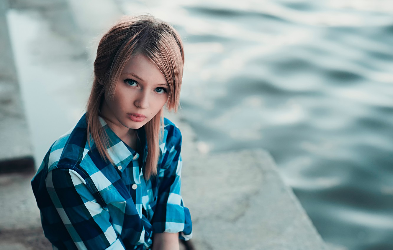 Photo Wallpaper Look, Portrait, Cell, Shirt, Emily - Emily Browning Wallpaper Hd - HD Wallpaper 