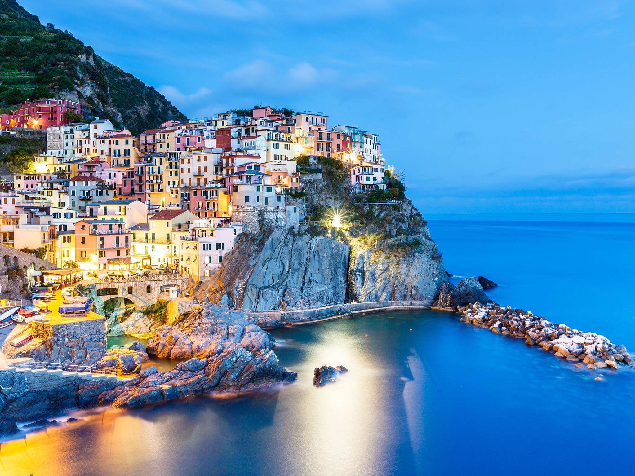 City On Mountain In Amalfi Coast, Positano, Italy - Manarola - HD Wallpaper 