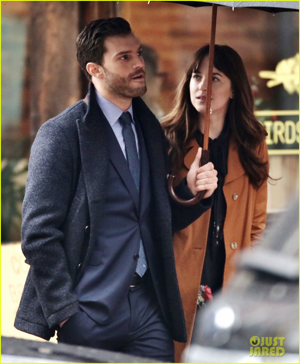 Jamie Dornan Consoles Dakota Johnson On Fifty Shades - Fifty Shades Darker Rain Scene - HD Wallpaper 