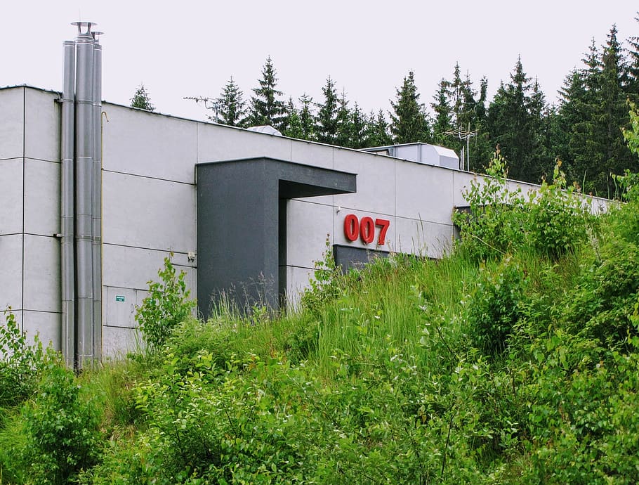 Hide-out, Dwell, Film Location, 007, Plant, Tree, Built - Architecture - HD Wallpaper 