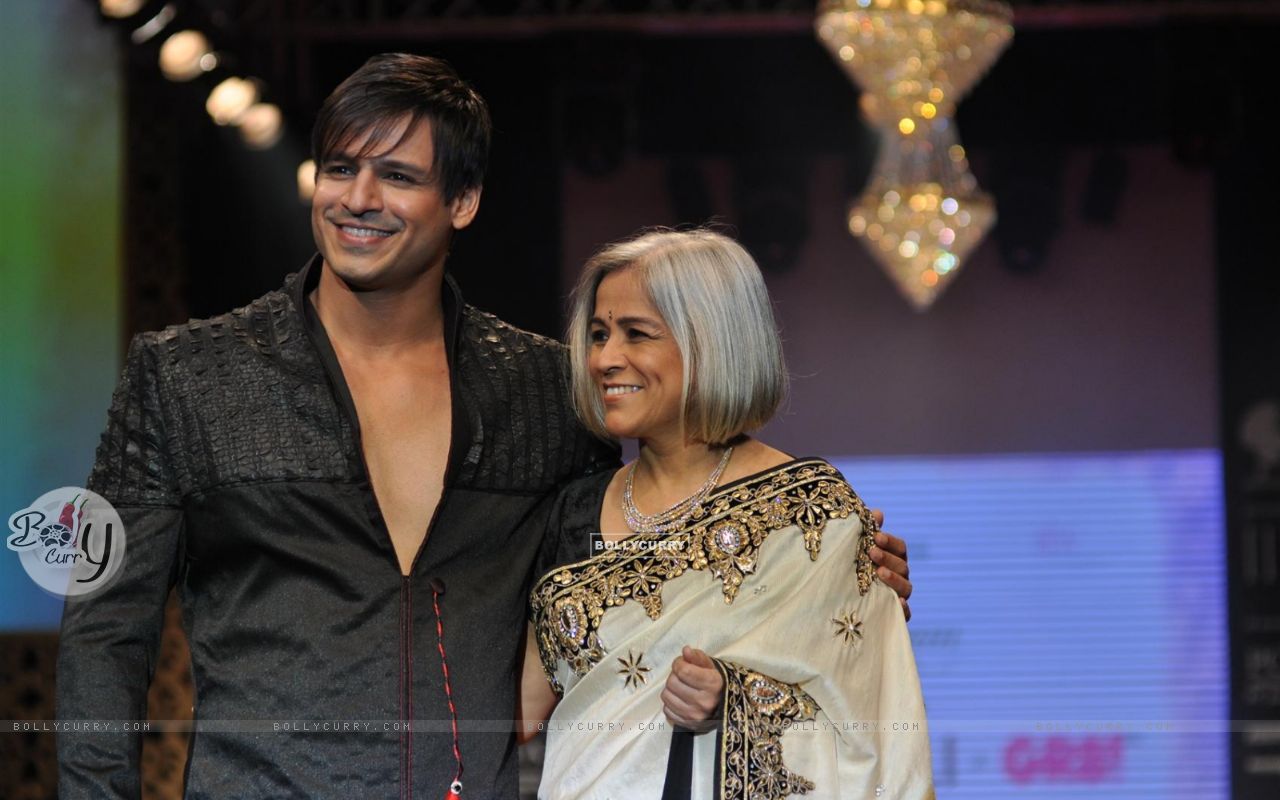 Vivek Oberoi And Mother Yashodhara Oberoi On Ramp At - Decoration - HD Wallpaper 