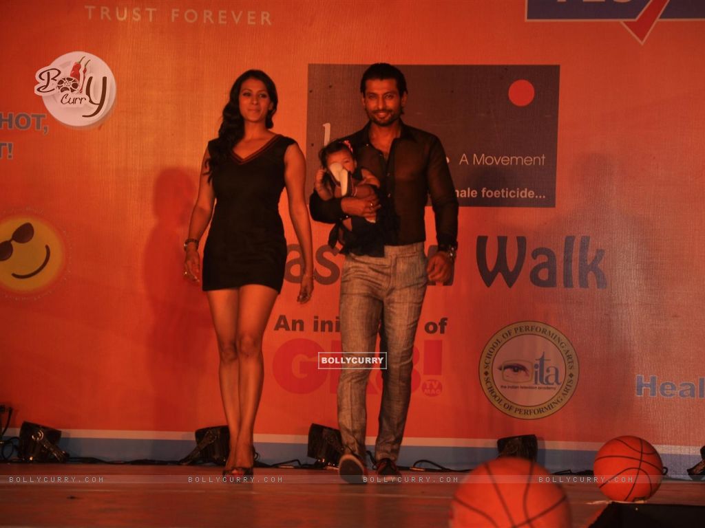 Indraneil Sengupta & Barkha Bist At Gr8 Fashion Walk - Stage - HD Wallpaper 