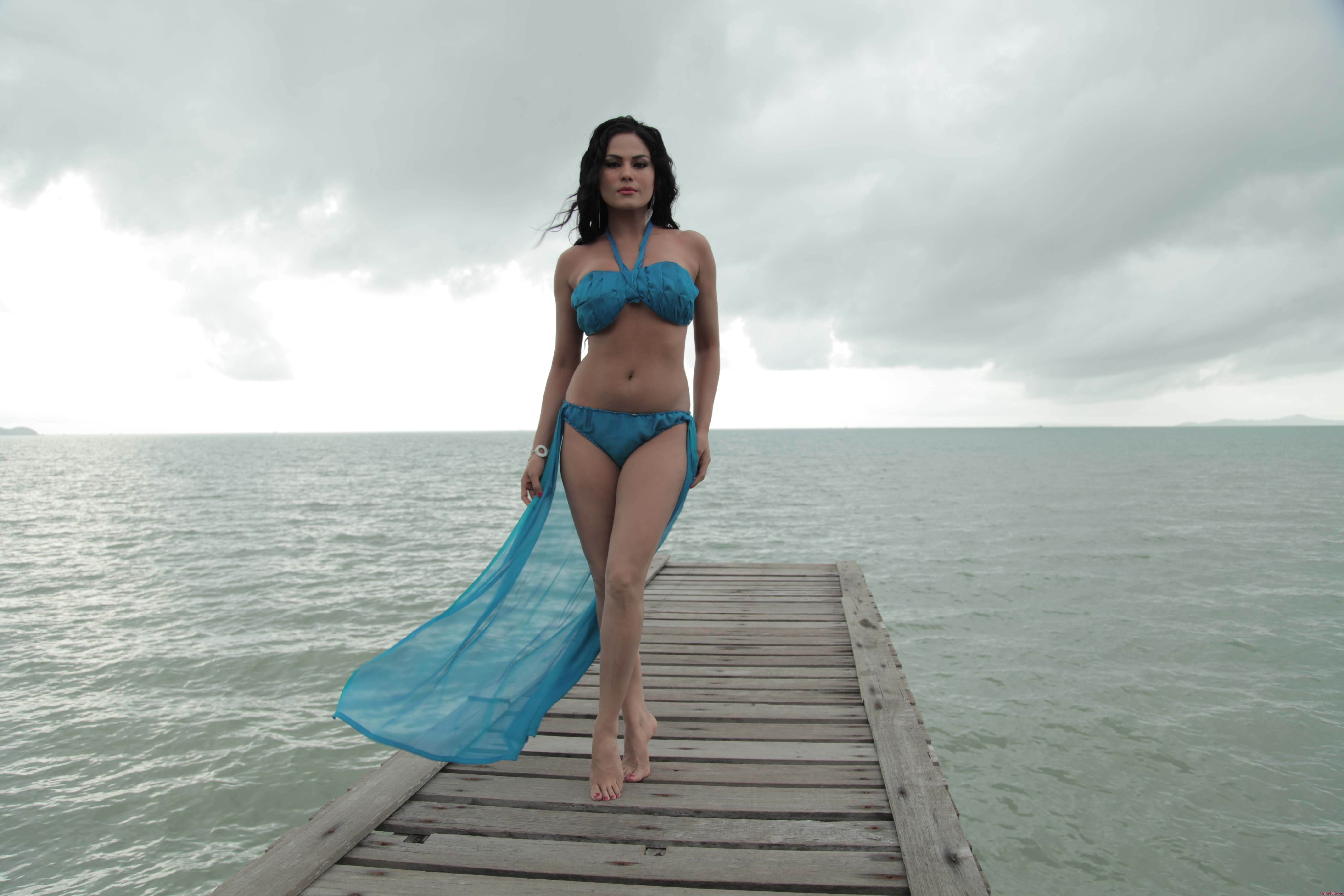 Veena Malik Bikini Hot Shoot Wallpapers And Backgrounds - Wet Kiara Advani Bikini - HD Wallpaper 