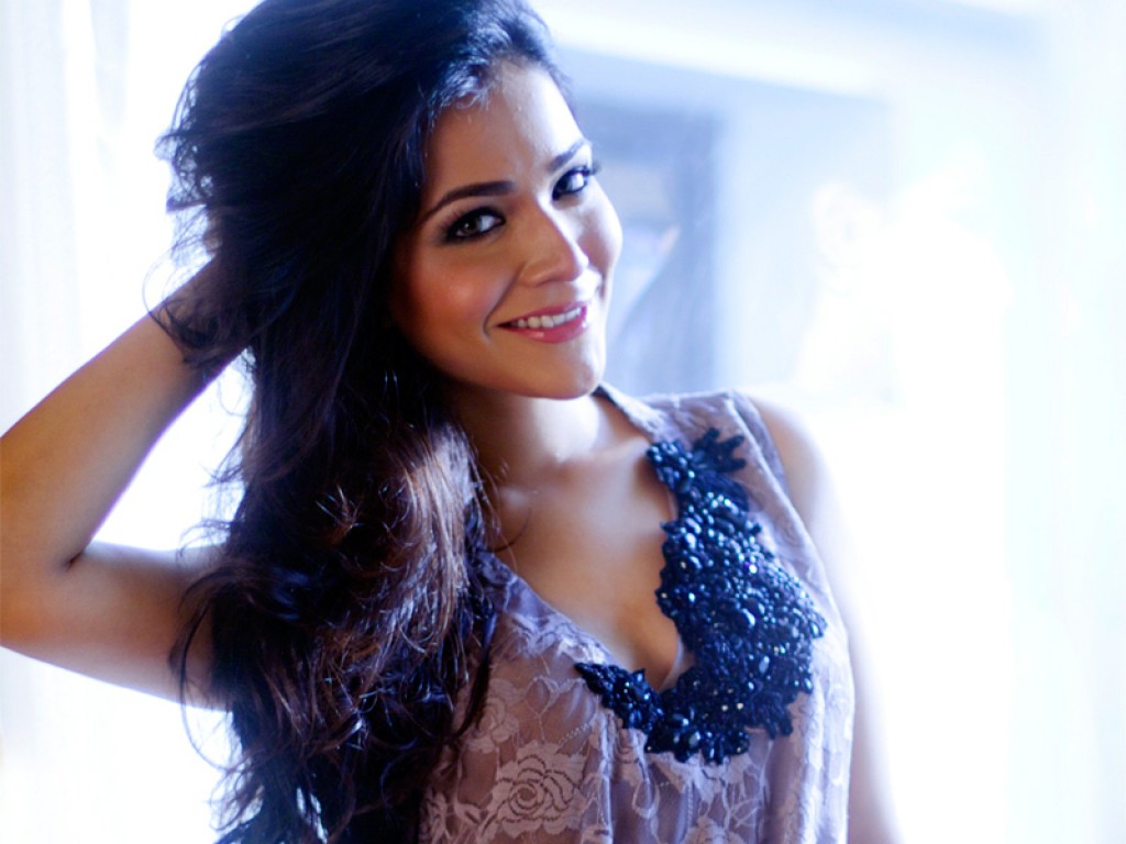 Humaima Malik In Bra - HD Wallpaper 