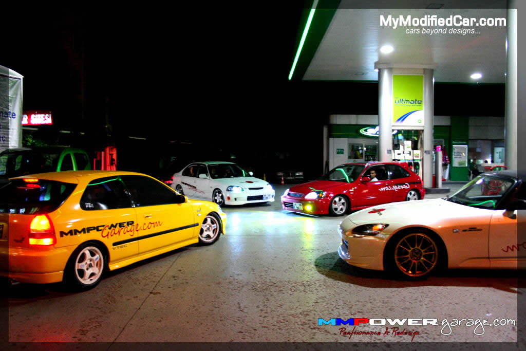 Race Track Honda Wheelie Sportbike Motorcycle Wallpaper - Tuned Honda Civic - HD Wallpaper 