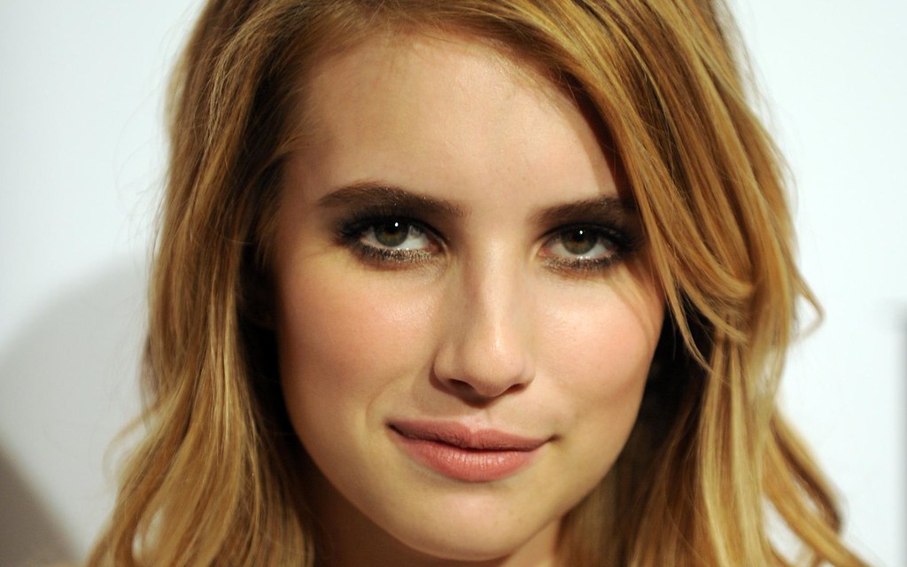 Emma Roberts Close Up - HD Wallpaper 
