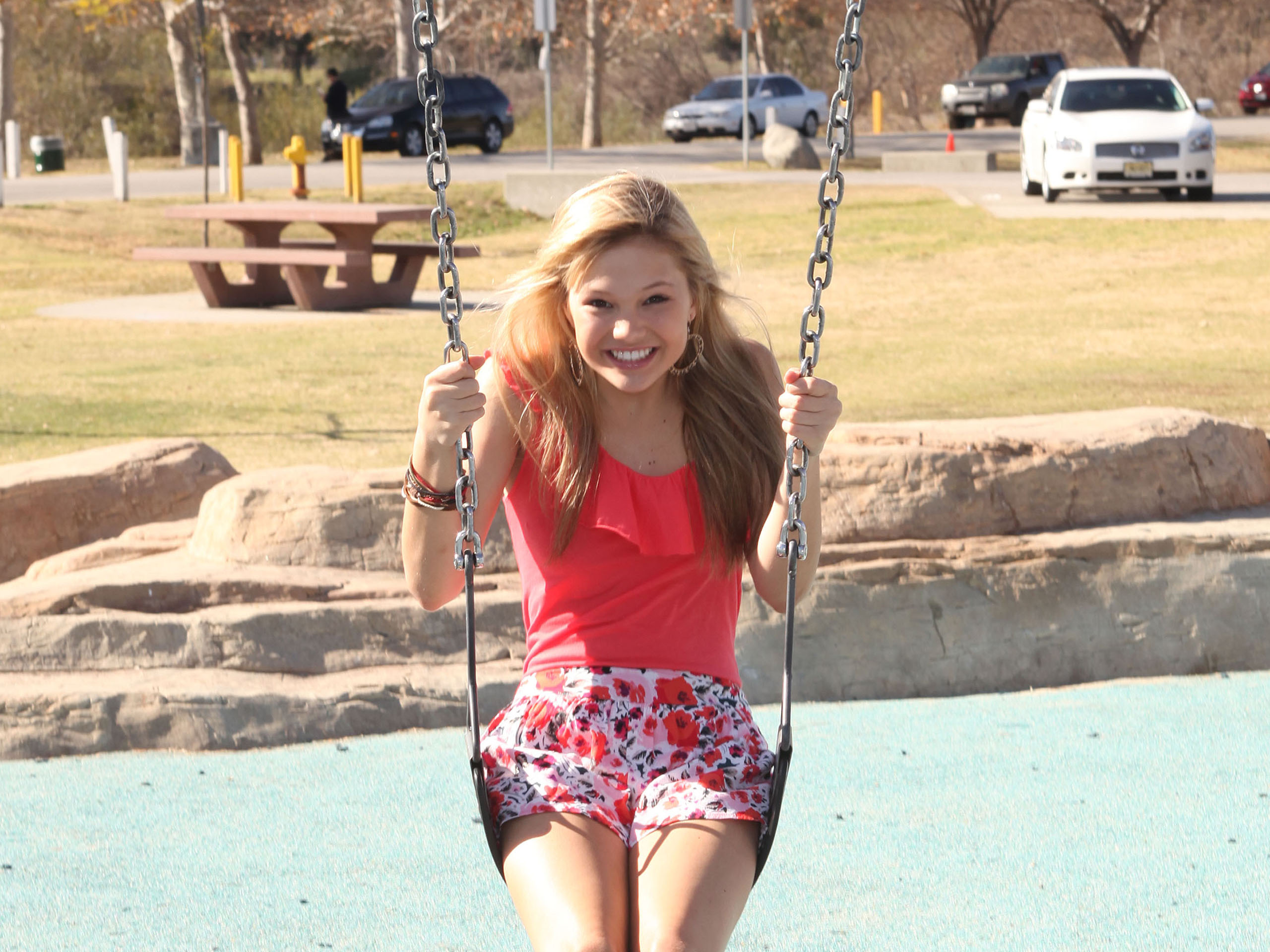 Olivia Holt Playground - HD Wallpaper 