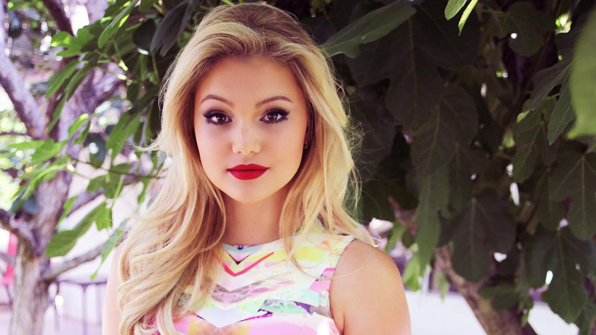 Olivia Holt Red Lips - HD Wallpaper 