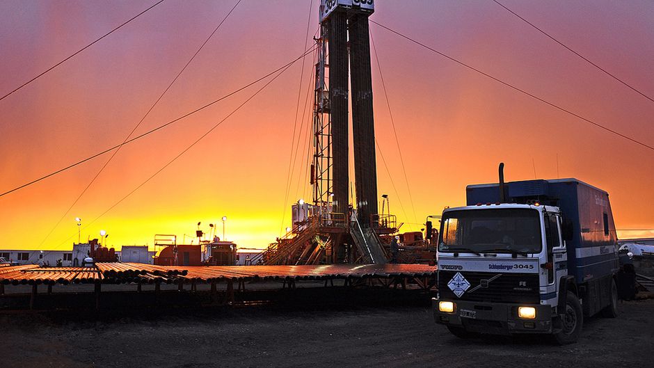Current Oil Prices Create Opportunities - Schlumberger Wireline Truck - HD Wallpaper 