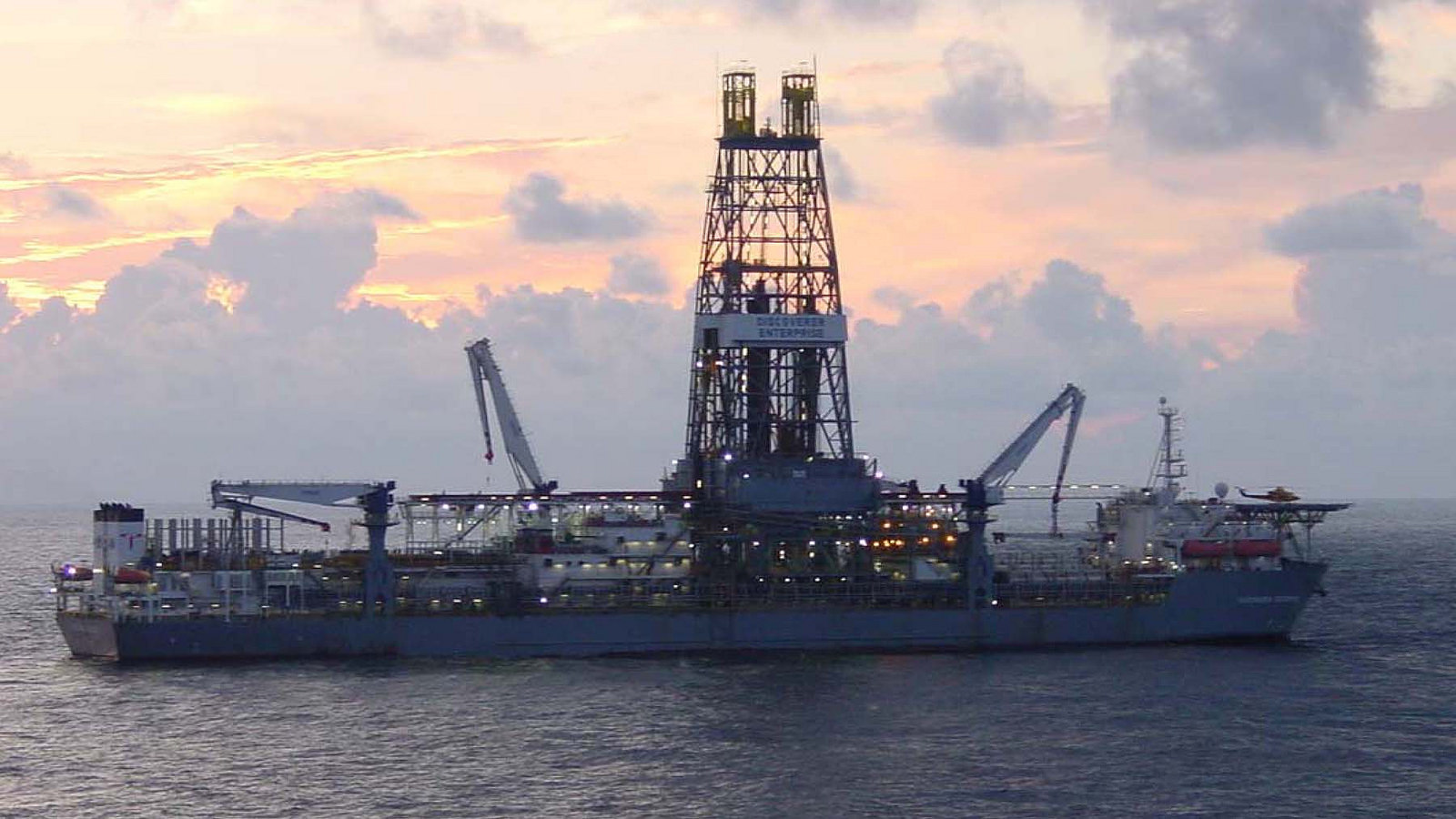 Deepwater Drillship With Beautiful Sunset - Crane Vessel (floating) - HD Wallpaper 