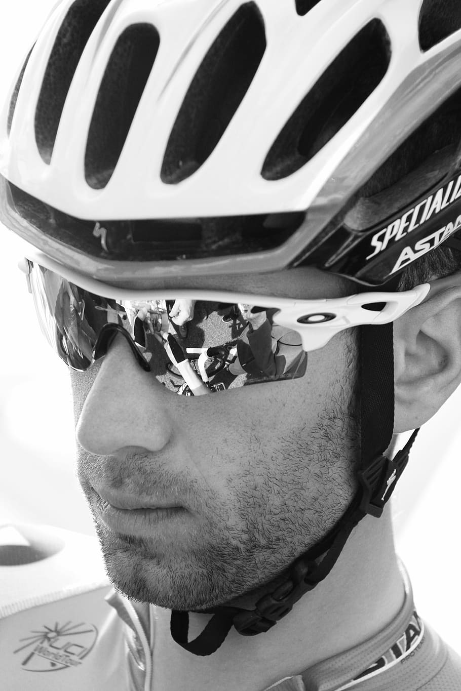 Person Wearing Oakley Sports Sunglasses, Man In White - Cycling - HD Wallpaper 