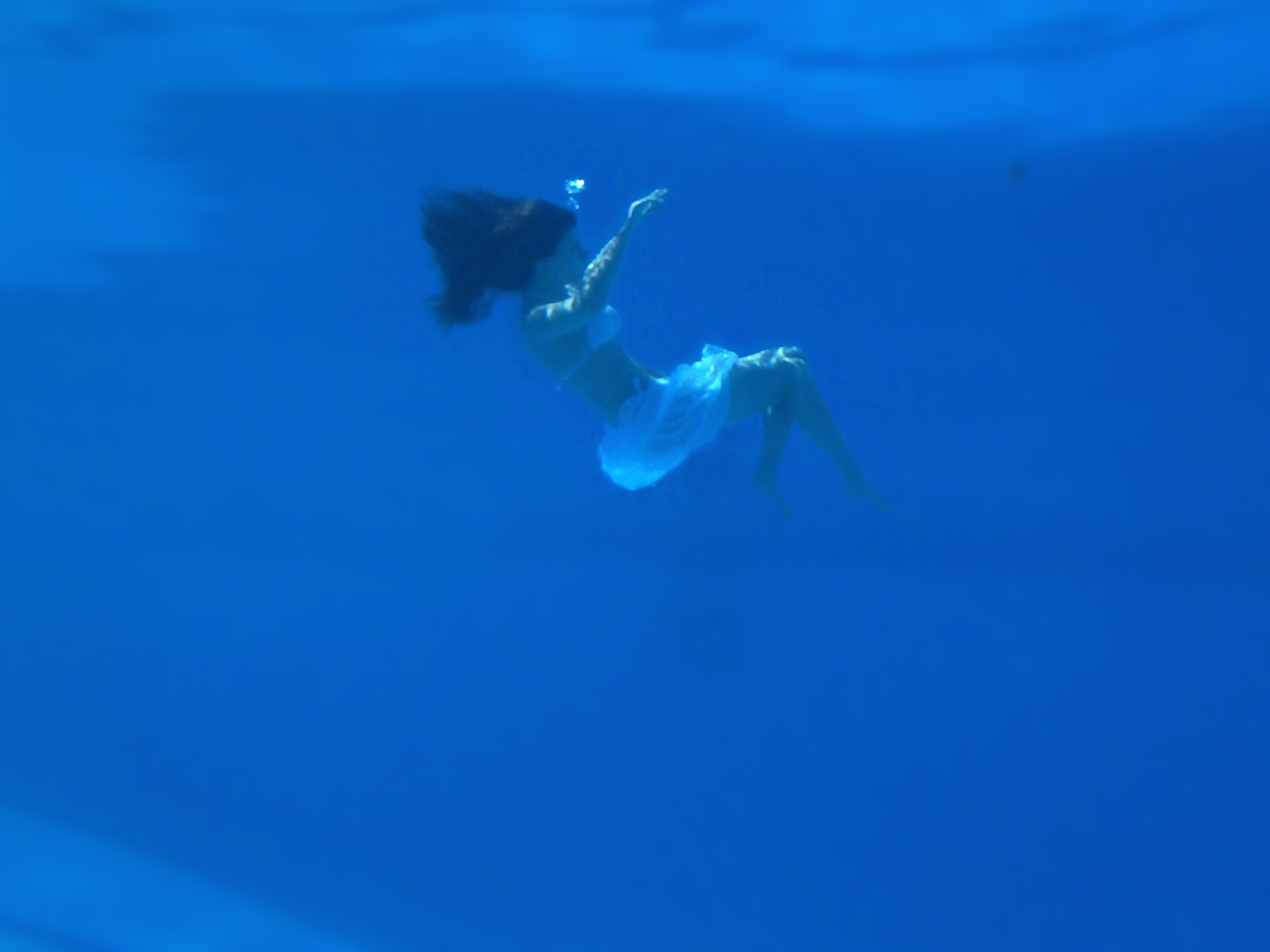 Falling In The Ocean - HD Wallpaper 